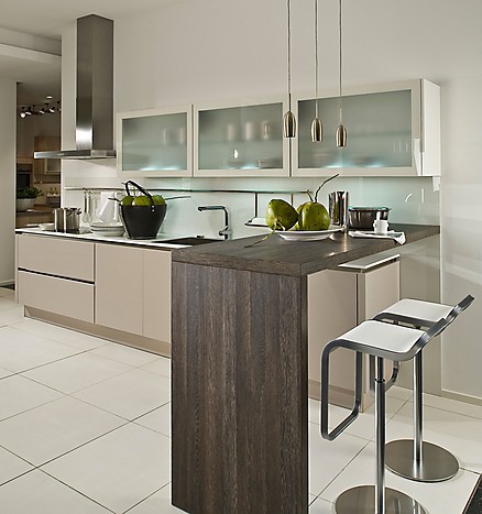 Moderne Familienküche mit Theke Moderne Familienküche mit Theke