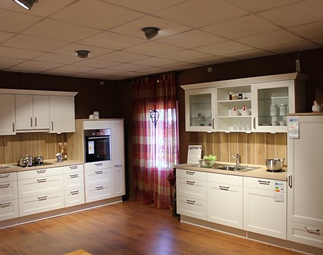 Landhausküche 2 Zeilen Links Kochen Maß ca. 257 cm Rechts Spülen ca. 252 cm - Chalet Lack Weiß matt, Absetzung Eiche San Remo NB., Metallgriff Edelstahlfarbig