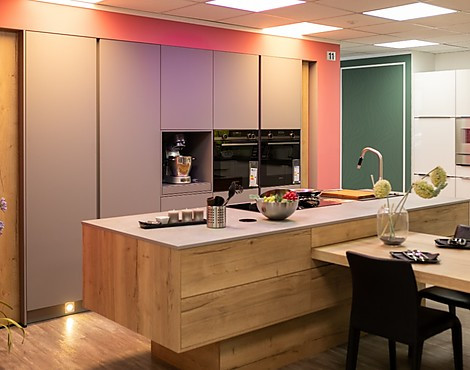 Supermoderne grifflose Echtlackküche mit schwebender Insel und Orginal-Dekton Arbeitsplatte - Fino Echtlack Supermatt