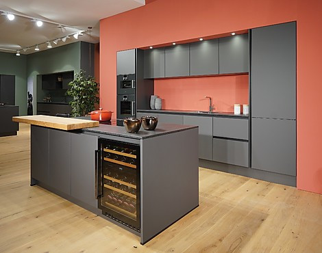 LUXUS-GERÄTE: Flächeninduktions-Kochfeld & Top-Muldenlüftung, Backofen mit Pizzastein + Kernthermometer + Pyrolyse, Kombi-Dampfgarer, Wärmeschublade, A+++ Kühlschrank mit 0°-Zone, A+++ XXL-Geschirrspüler, Edelstahl-Armatur, 2-Zonen-Weinklimaschrank ! - WOHLFÜHLKÜCHE