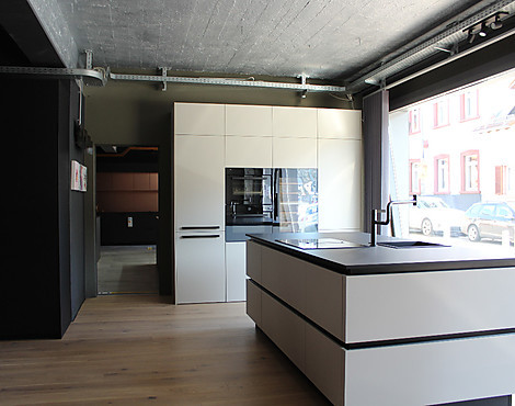 Inselküche mit Luxusgeräten von V-Zug und Massivholz Auszügen *2-Zonen Weinklimaschrank*Dampfbackofen*Backofen*Induktionskochfeld mit Muldenlüftung*Spülmaschine*Kühl-/Gefrierkombination - XMV