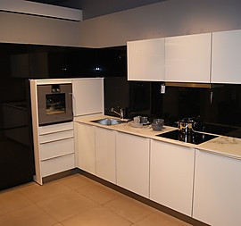 Hochmoderne L-Küche in schwarz-weiß