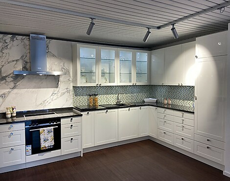 moderne Landhausküche, Hochglanz Weiß mit Naturstein 30mm Coffee Brown, Siemens & Miele, Systemceram-Becken Unterbau - AV5040 Hochglanz Weiß