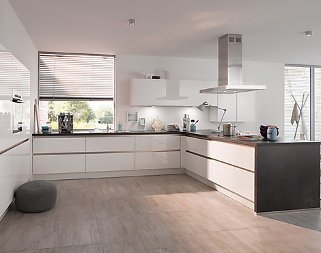 Moderne, Grifflose Wohnküche inkl. NEFF Elektrogeräte - NEFF Slide und Hide Backofen mit Versenktür