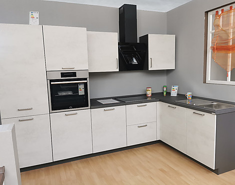 moderne L-Küche in Betonoptik - RIVA Weissbeton mit schiefergrauem Korpus und Arbeitsplatte in Beton schiefergrau