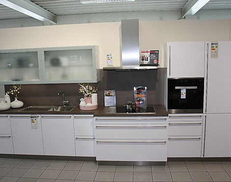 klassische Zeile, hochglanz lackiert mit exklusiven Miele-Geräten - AV4030 polarweiß