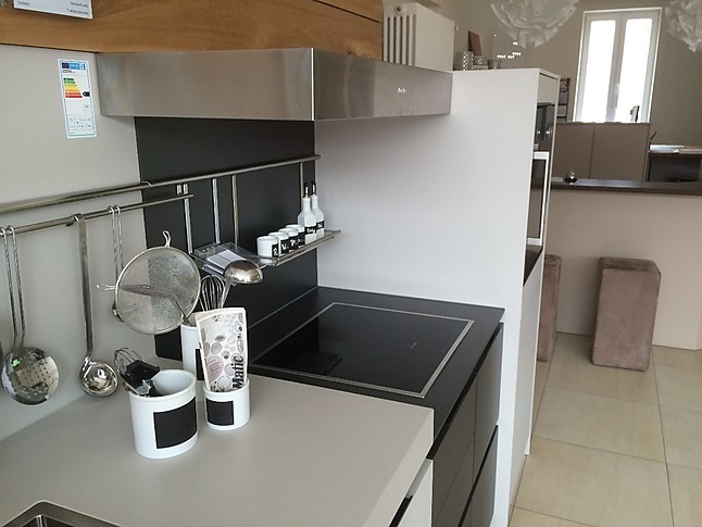 siematic musterküche moderne küchenzeile mitübertiefer arbeitsfläche ausstellungsküche in Küchenzeile Siematic ~ siematic musterküche moderne küchenzeile mitübertiefer arbeitsfläche ausstellungsküche in