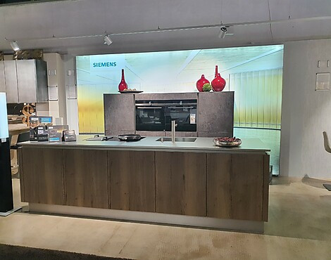 Inselküche Alteiche barrique mit Siemens Geräten und Edelstahl Arbeitsplatte - Cremona