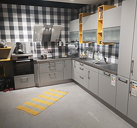 Moderne Küche in Grau-Satin mit Silgranitspüle, inkl. vollintegrierter Geschirrspüler