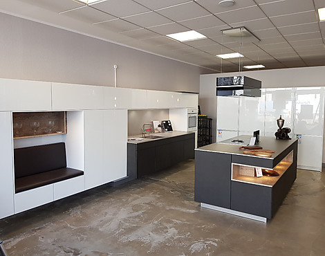 Moderne Design-Ausstellungsküche - Modell Remo weiß alpin hochglanz in Kombination mit Modell Ottawa Rock black und Tonsberg Eiche