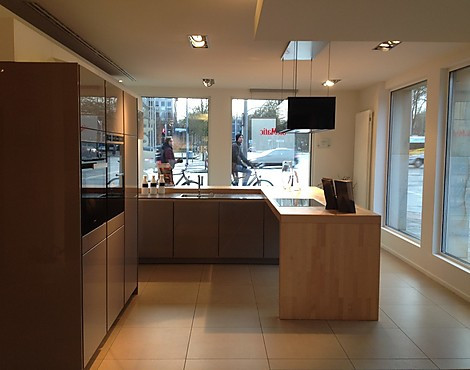 moderne grifflose Musterküche PURE Design inkl. Miele Geräte - S2L trüffelgrau