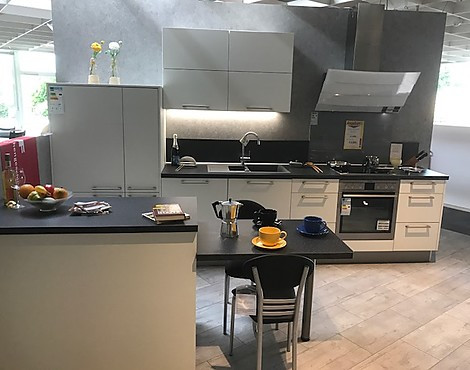 Modern mit Insel, Eibe weiß, Mattlack weiß abgesetzt - Atlanta Eibe weiß, Laser soft weiß matt