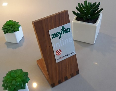 moderne Zeyko Glasküche mit Kochinsel in Echt Schiefer - Planeo Vitrin Farbe Icy white mit Zeyko Horizon Accento Echt Schiefer