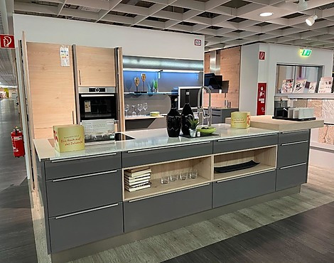 moderne Wohnküche mit Kochinsel und Silestone Arbeitsplatte - Corona
