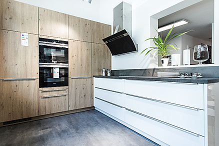 Küchen Gruber - Moderne Küche in Weiß und Holz
