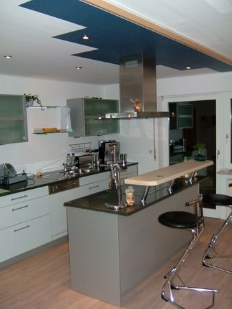 Moderne Küche mit Thekenlösung