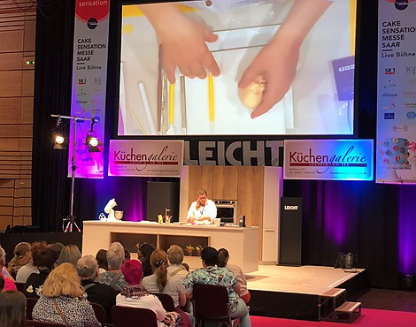 Messe Küche von Leicht - Sirius Lack glänzend in Kombination mit Synthia Limes Eiche