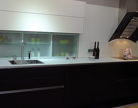Moderne Küchenzeile in Mattlack und Glas - L15 Glattlack