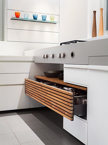 Eingeschobene Schublade aus Teak auf schwarzem MDF, offen Eingeschobene Schublade aus Teak auf schwarzem MDF, offen