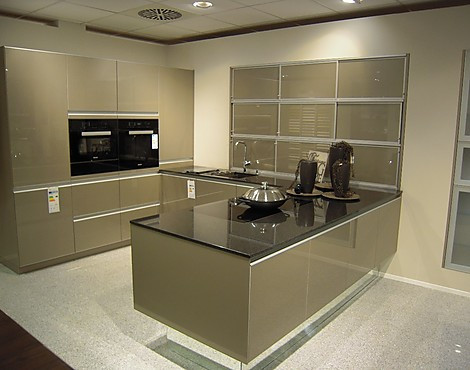 Moderne grifflose Küche mit Glasfront und Überraschungen - Zeyko Horizon Accento Vitrin