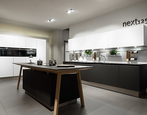 Schöne, großzügige Designküche mit Kochtisch und Glasfronten - NX902 Lavaschwarz und Kristallweiß (Koje 203 KL)