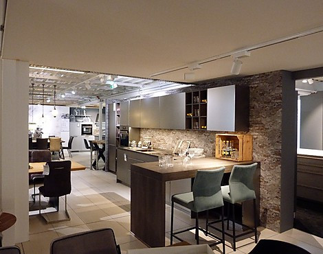 Moderne Designküche in einem Materialmix aus Metall-Optik und Eiche Dakota Nachbildung - INOX