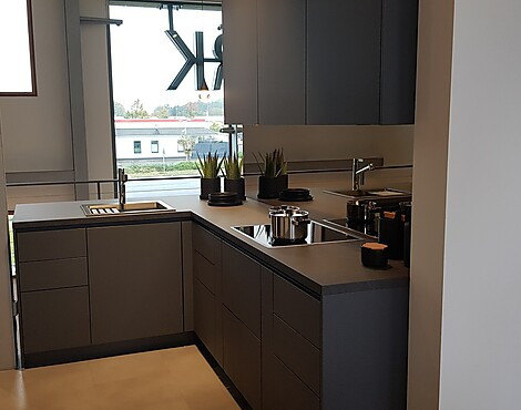 Moderne Küche in L-Form in graphit Mattlack mit separatem Gerätehochschrank - Inpura AV 2135-GL graphit Mattlack