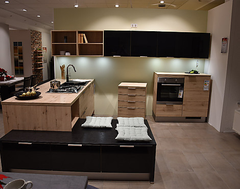 Küche 4-teilig mit Sitzpodest, schwarz Hochglanz Lack mit Eiche sand Synchronpore - 267 Susann Schwarz Hochglanz Laminatlack, 177 Désirée Eiche Sand Synchronpore