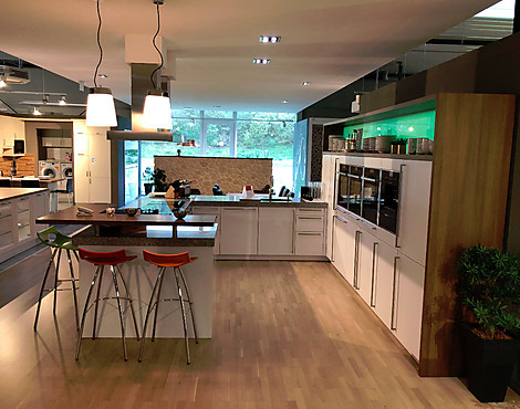 Musterküche/Vorführküche Koje 24 Mattlack / Granit - Front Modell Porto Arctisweiß lackiert
