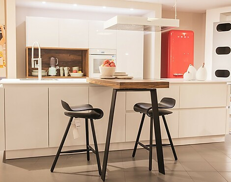 Elegante Einbauküche mit Insel und Theke - Fino Lacklaminat Uni Kristallweiß