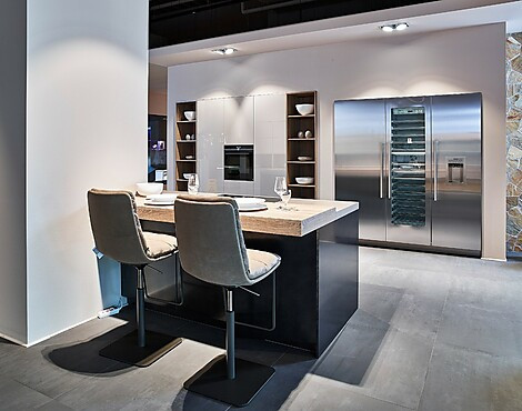 Besondere Küche mit Halbinsel und Eichendetails - Smart Glas Sandgrau en Ferro Metall-Effekt-Lack Titan Smoke