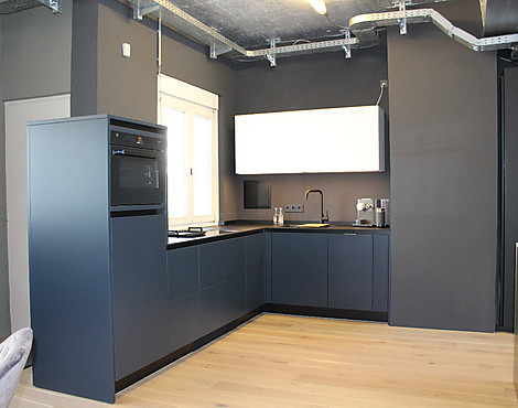 Design L-Küche in Lack dunkelblau mit V-Zug - Gaggenau - Novy - Liebherr - MDB