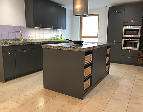 Elegante und gemütliche Küche im Landhausstil in graphit mit Granit-Arbeitplatten - Landhausküche