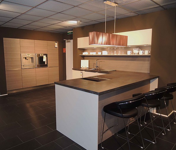 SieMatic-Musterküche Designküche in greige matt kombiniert mit ... SieMatic-Musterküche Designküche in greige matt kombiniert mit ...
