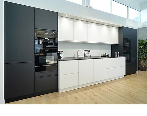 Stauraumwunder: hohe Schränke, übertiefe Arbeitsfläche, viele Auszüge! TOP-GERÄTE: Kaffeeautomat, Dampfgarer & Mikrowelle, Wärmeschublade, Muldenlüfter mit Induktion, Pyrolyse-Backofen mit Klimagaren, A+++ Kühlzentrum m. 0°Zone, eleganter Weinkühler! - GRIFFLOSER DESIGNKLASSIKER in Samtmattlack Kristallweiß & Onyxschwarz mit geflammtem Naturstein und Details wie Eiche-Besteckeinsätze, Edelstahl-Armatur... FLEXIBEL AUFSTELLBAR - auch als Insel! JETZT LOCKDOWN-BONUS SICHERN, LIEFERUNG SOFORT ODER SPÄTER!