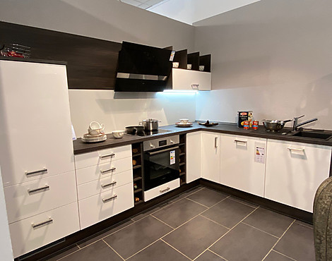 Strahlendes weiß trifft dunkles Ulmenholz - Topmodern und dennoch elegant - IP3050 Weiss Hochglanz Ulme Caruba