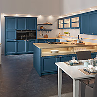 Blaue Landhausküche mit heller Holzarbeitsplatte