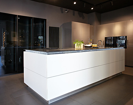 Elegant und äußerst funktional - L13 Hochglanz mit L15 Glattlack