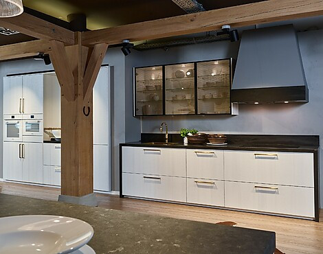 Weiße Landhausküche mit goldenen Details - Manufaktur-Küche in weiß lackierter Eiche mit Vitrine-Oberschränken (Koje 52 KH)