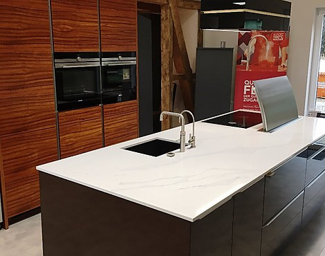 Hochwertige Zeyko Küche - Modell Planeo Vitrin Echtglas