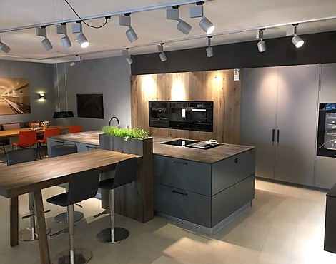 Aktivküche Asteiche furniert und Mikrolack - N 22 Asteiche furniert / Dekton Arbeitsplatte