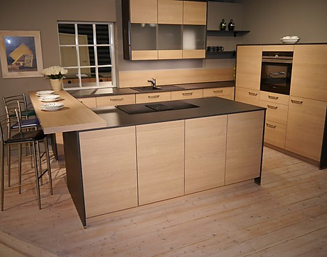 Moderne Insellösung mit Theke - Eiche NB + Granit NB