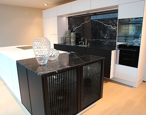 Luxusküche von SieMatic mit Steindesignarbeitsplatte - SE3003 R titanweiß samtmatt und schwarzmatt gebürstet