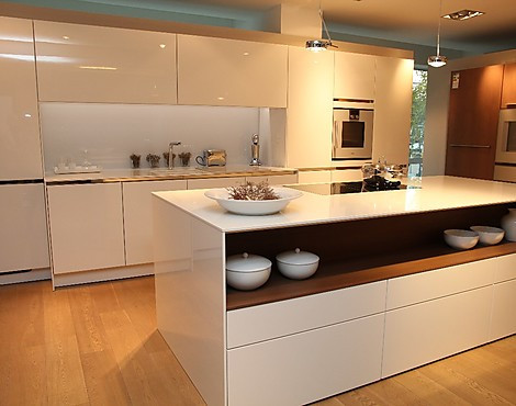 Grifflose Designküche mit Kunstteindesignarbeitsplatte - S2-LG Lack gerundet Lotusweiß glänzend