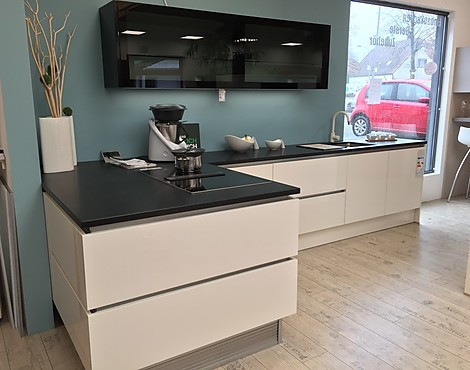 zeitlos moderne Häcker L-Küche mit Naturstein-Arbeitsplatte und stilvollen Ober- und Vorratsschränken (Kj3) - Laser brillant GL -magnolie- Lacklaminat hochglänzend