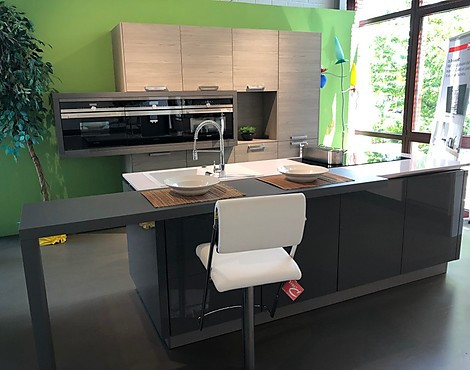 außergewöhnliche Designküche, Hochglanz lack, lavagrau kombiniert mit piniegrau Kunststoffdekor - AV 4030 grifflos, lavagrau, Hochglanz lack; AV 1092 piniegrau
