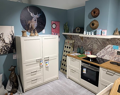 Landhausküche L-Küche mit Theke und Sideboard - FIA Esche furniert magnolia seidenglanz lackiert