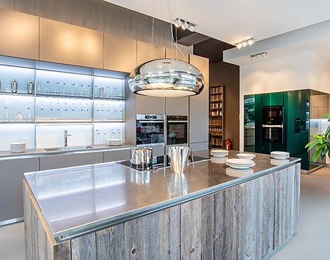 Lounge mit Küchenblock und gebürsteter Edelstahl-Arbeitsfläche - Lounge