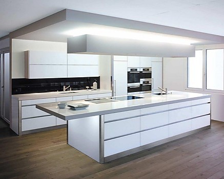 Moderne grifflose Inselküche in Weiß - AYDTEX Küchen Moderne grifflose Inselküche in Weiß - AYDTEX Küchen
