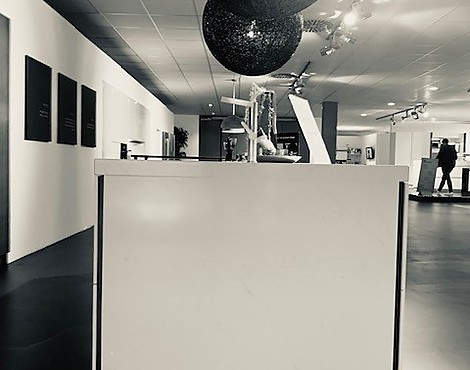 Luxus Steinküche mit massiven Quarz Silestone Fronten - Steinküche Modell Slim mit Steinfronten Stärke 12 mm Massiv.